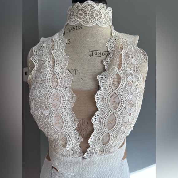 NWT Stunning Dreamy Elegant Lace Cream White Dress size M. - Picture 4 of 7